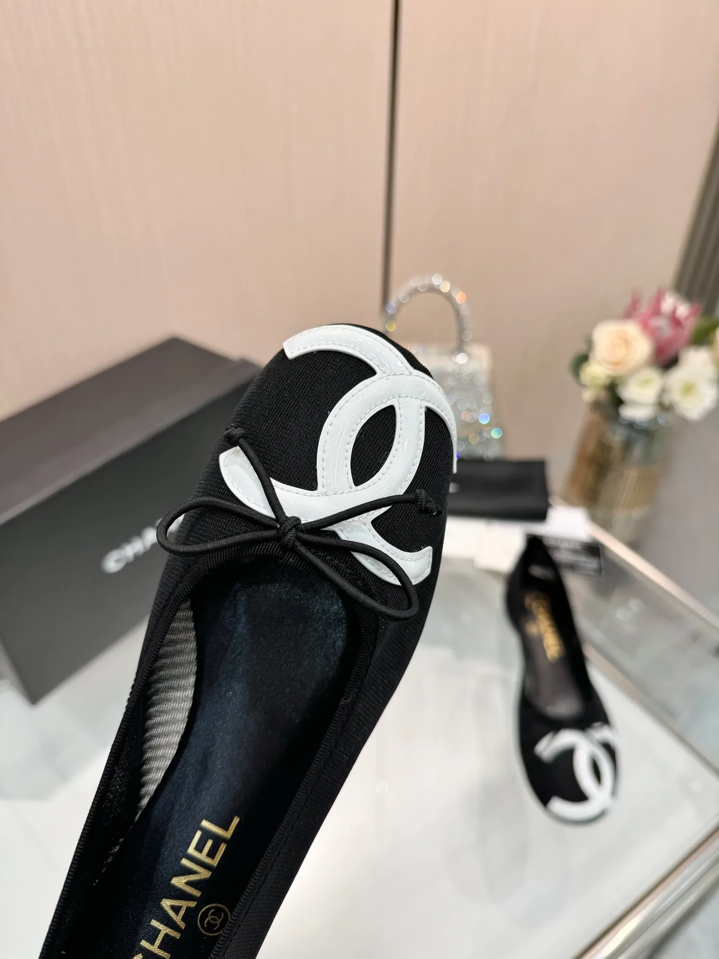 👟👟Ex-factory price 480👟👟 | ²⁰²5 𝐬𝐬 🤍🤎𝐂𝐇𝐀𝐍𝐄𝐋 Chanel 26A catwalk style handmade Mary Jane women's shoes. Ballet shoes are so amazing, the bow pattern is so cute! Even if I don’t wear flat shoes, I can’t resist the temptation! The second recommended pair of Chanel logo women's shoes has great texture and is versatile. It is made of lambskin and has an original two-color outsole. Size: 35-40 (41 can be customized and cannot be returned or exchanged)